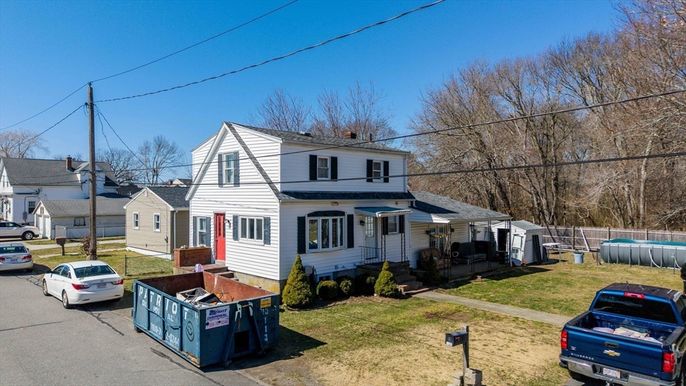 Backyard, Exterior, Facade, Queen Anne Victorian