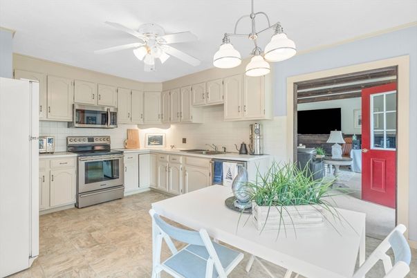 Dining room, Interior, Kitchen, Pendant Lights, Stainless Steel Appliances