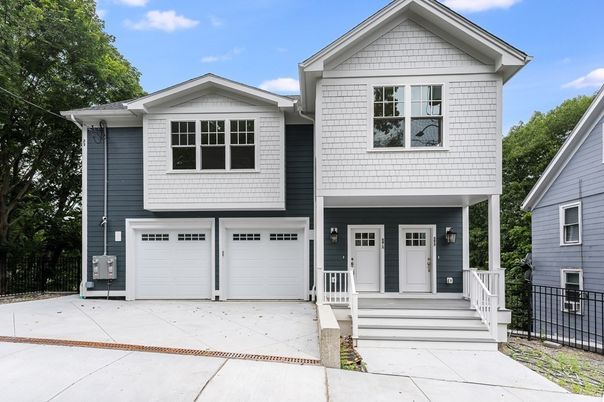 Attached, Exterior, Facade, American Craftsman