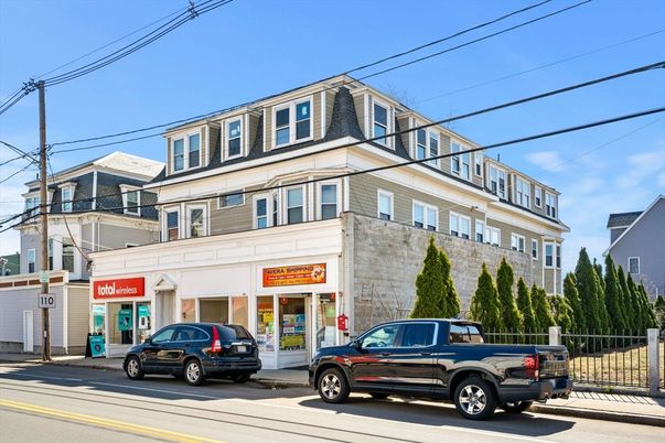 Exterior, Facade, Rowhouse