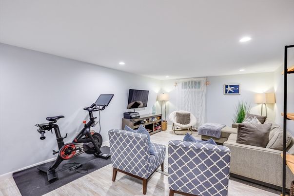 Fitness Equipment, Interior, Living room, Recessed Lighting, Wood Texture Flooring