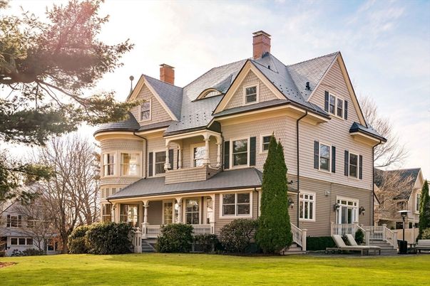 Exterior, Facade, Queen Anne Victorian