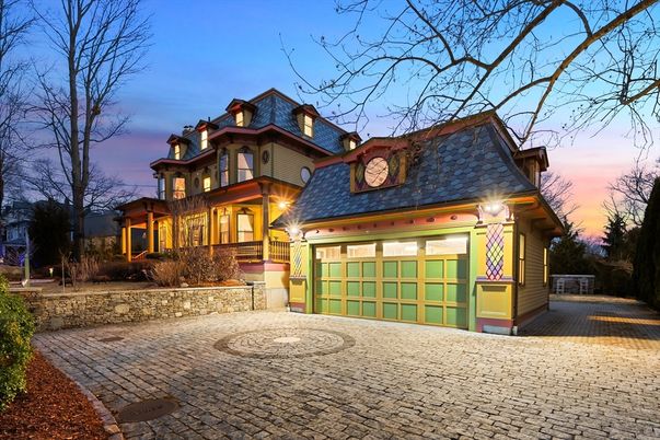 Attached, Exterior, Facade, Queen Anne Victorian