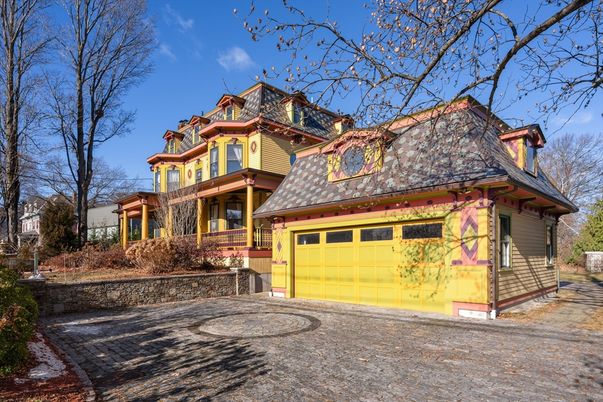Attached, Exterior, Facade, Queen Anne Victorian