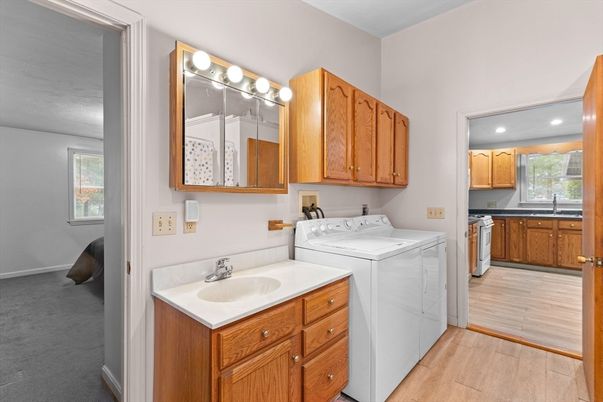 Interior, Recessed Lighting, Washer, Wood Texture Flooring