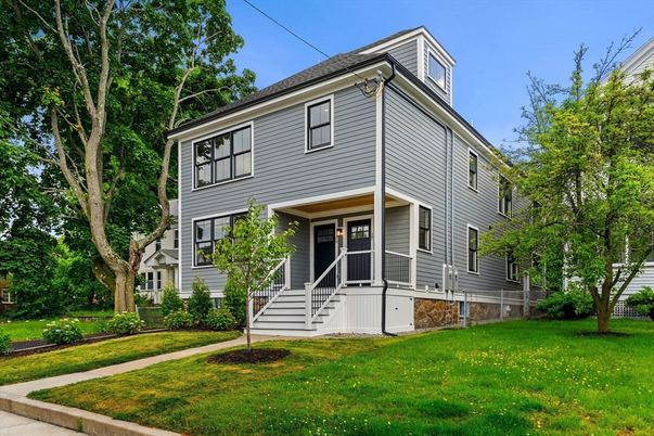 Exterior, Facade, American Foursquare