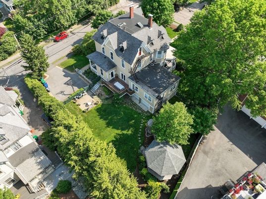 Exterior, Facade, Queen Anne Victorian