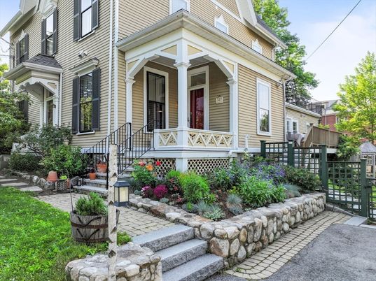 Exterior, Facade, Queen Anne Victorian