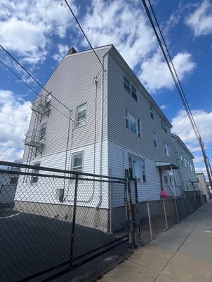 Exterior, Facade, Rowhouse
