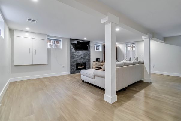 Fitness Equipment, Interior, Living room, Recessed Lighting, Wood Texture Flooring
