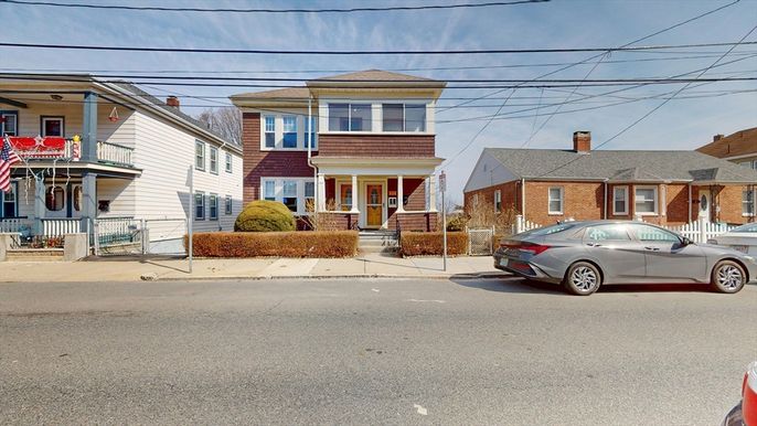 Exterior, Facade, American Foursquare