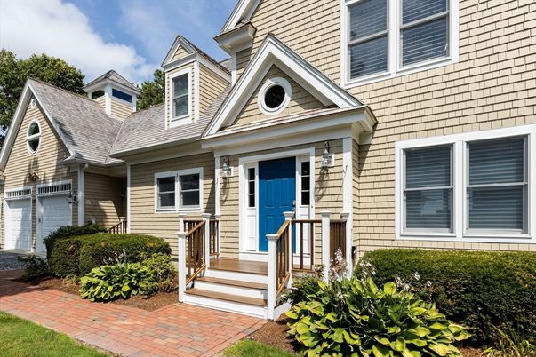 Attached, Exterior, Facade, Queen Anne Victorian