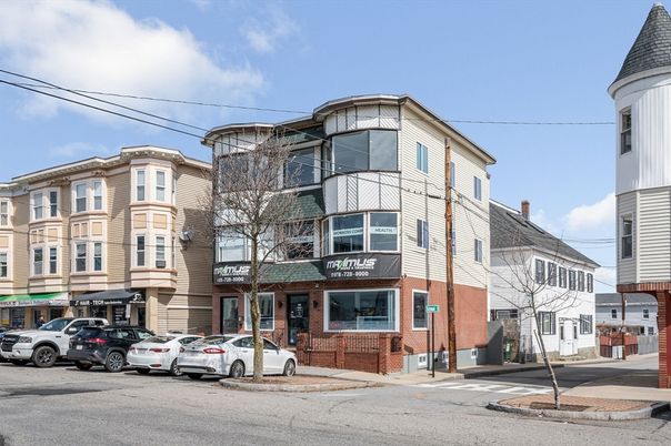 Exterior, Facade, Brick Facade, Queen Anne Victorian