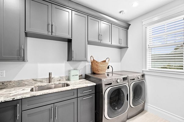 Interior, Recessed Lighting, Washer, Wood Texture Flooring