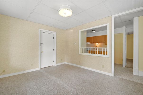Empty room, Interior