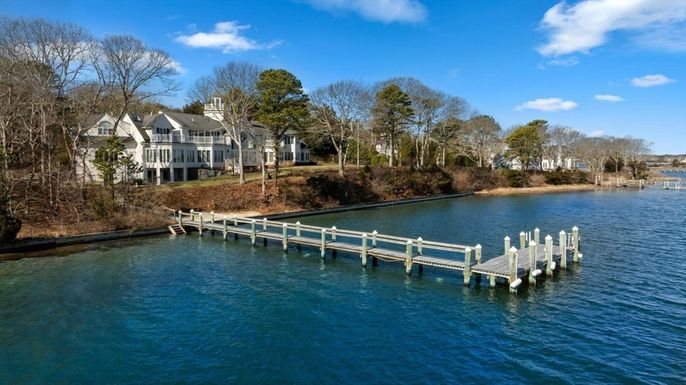 Exterior, Lake