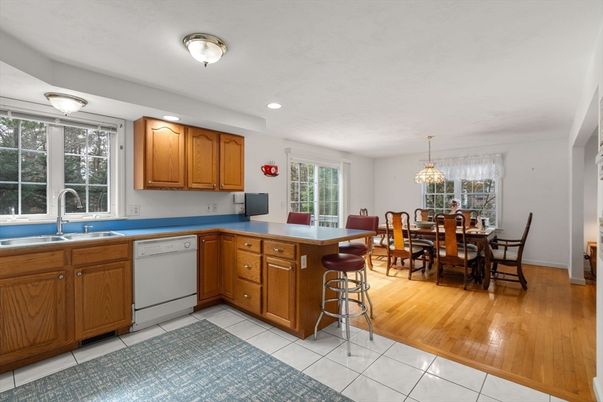 Chandelier, Dining room, Interior, Kitchen, Recessed Lighting, Wood Texture Flooring
