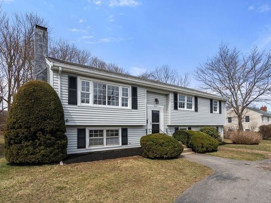 Exterior, Facade, Raised Ranch
