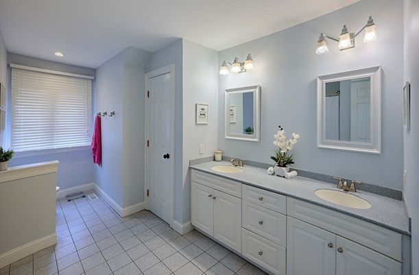 Bathroom, Dual Sink Vanities, Interior, Recessed Lighting