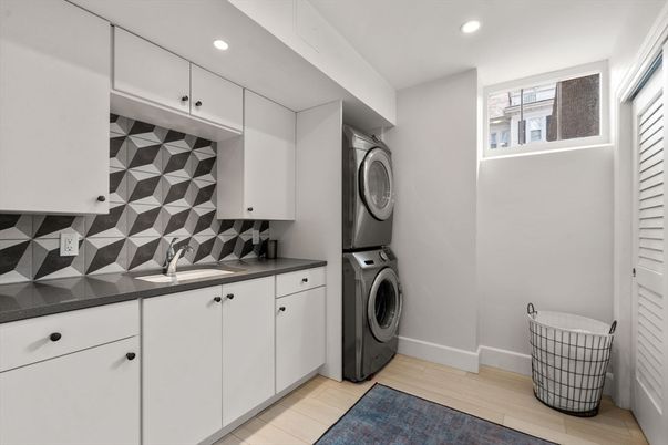 Interior, Recessed Lighting, Washer, Wood Texture Flooring