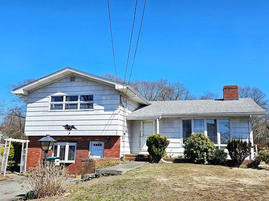 Exterior, Facade, Brick Facade, Split Level