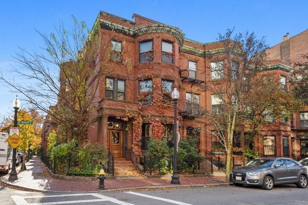 Exterior, Facade, Brick Facade, Rowhouse