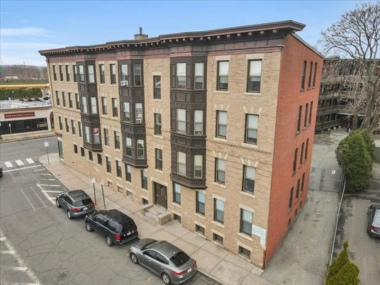 Exterior, Facade, Brick Facade, Chicago School