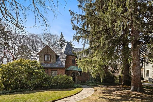 Exterior, Facade, Brick Facade, Queen Anne Victorian