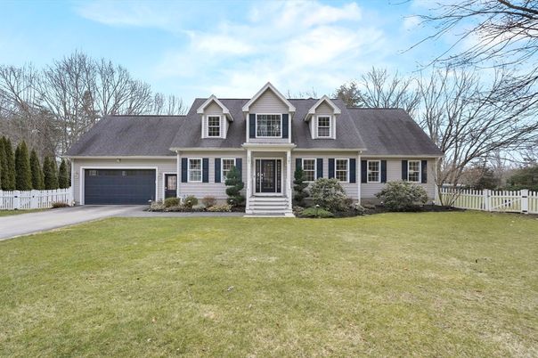 Attached, Exterior, Facade, Cape Cod