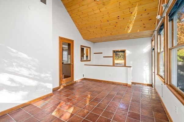 Empty room, Interior, Wooden Ceilings