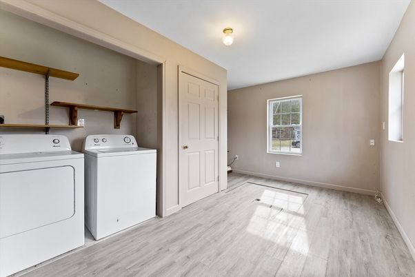 Interior, Utility Closets, Washer, Wood Texture Flooring