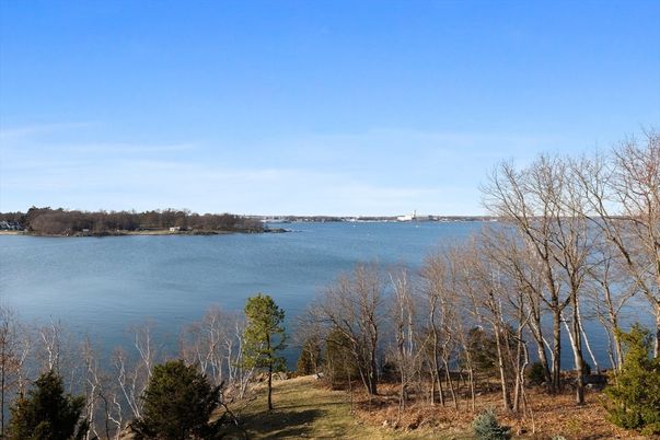 Exterior, Lake
