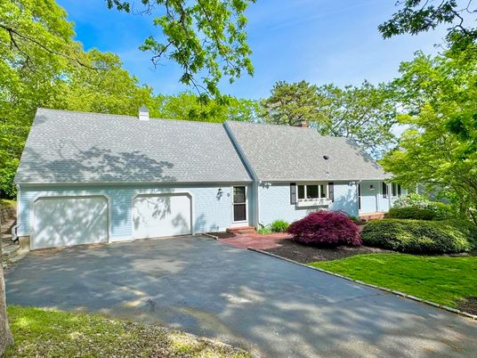 Attached, Exterior, Facade, Cape Cod