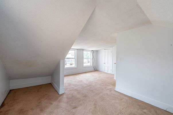 Empty room, Interior