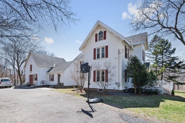 Exterior, Facade, Farmhouse