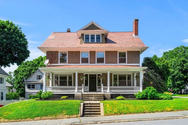 Exterior, Facade, American Foursquare