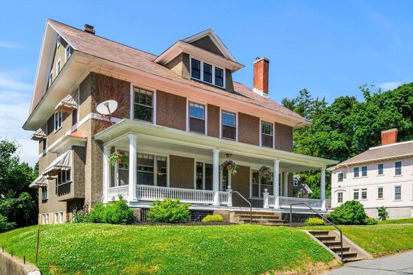 Exterior, Facade, American Foursquare