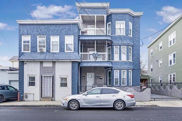 Exterior, Facade, Rowhouse