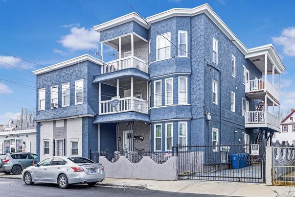 Exterior, Facade, Rowhouse