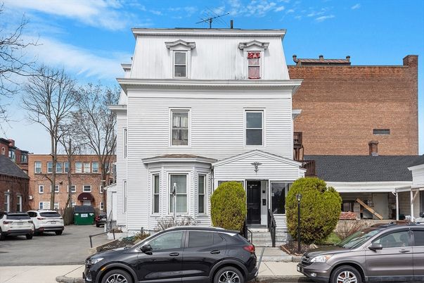 Exterior, Facade, American Foursquare