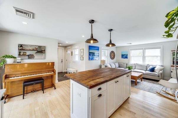 Interior, Living room, Pendant Lights, Piano, Recessed Lighting, Wood Texture Flooring
