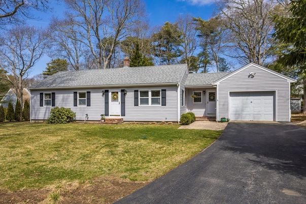 Attached, Exterior, Facade, Ranch