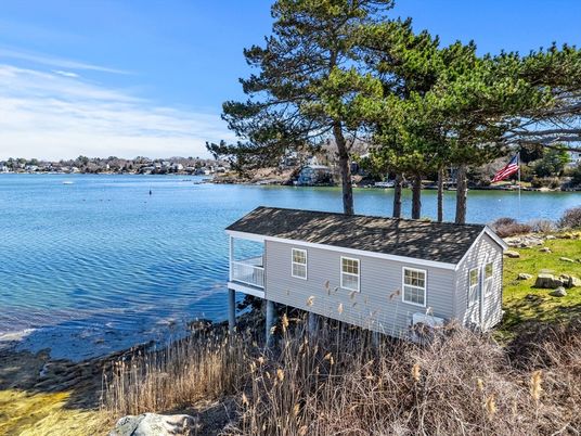 Exterior, Lake