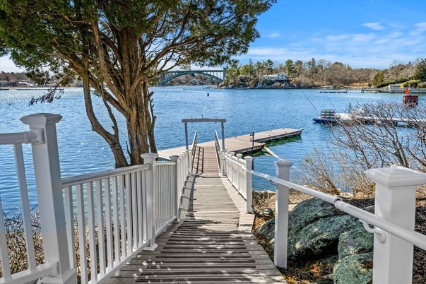 Exterior, Lake