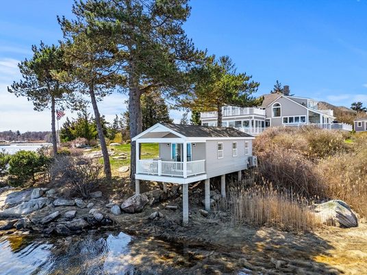 Exterior, Lake
