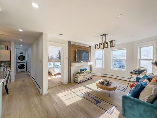 Interior, Pendant Lights, Recessed Lighting, Washer, Wood Texture Flooring