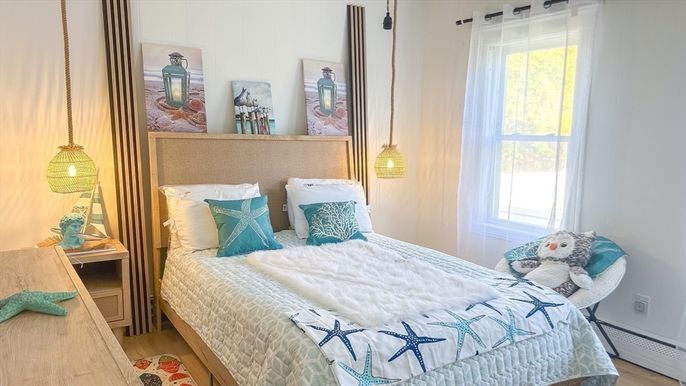 Bedroom, Interior, Pendant Lights, Wood Texture Flooring