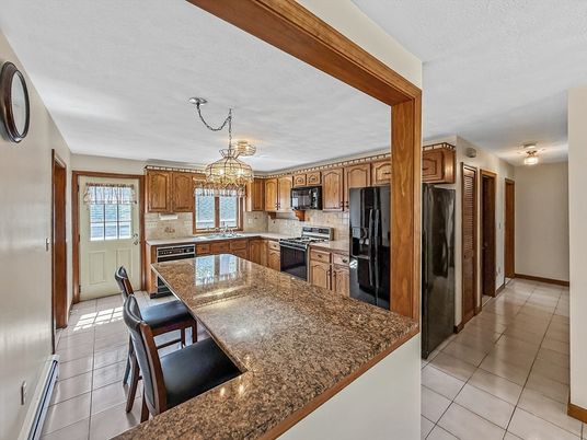Chandelier, Dining room, Interior, Kitchen, Stainless Steel Appliances