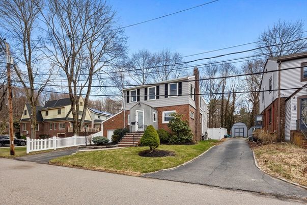Exterior, Facade, Brick Facade, American Foursquare