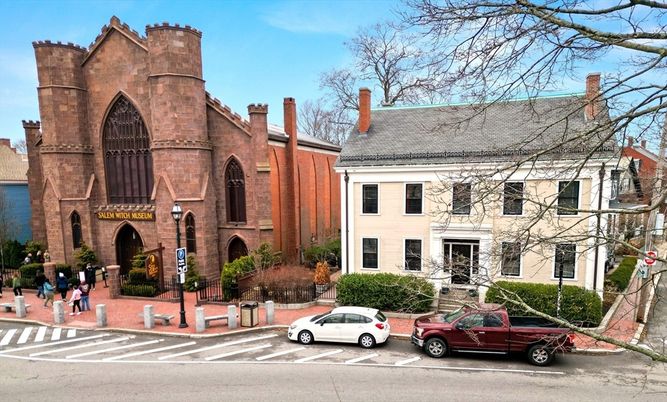 Exterior, Facade, Rowhouse